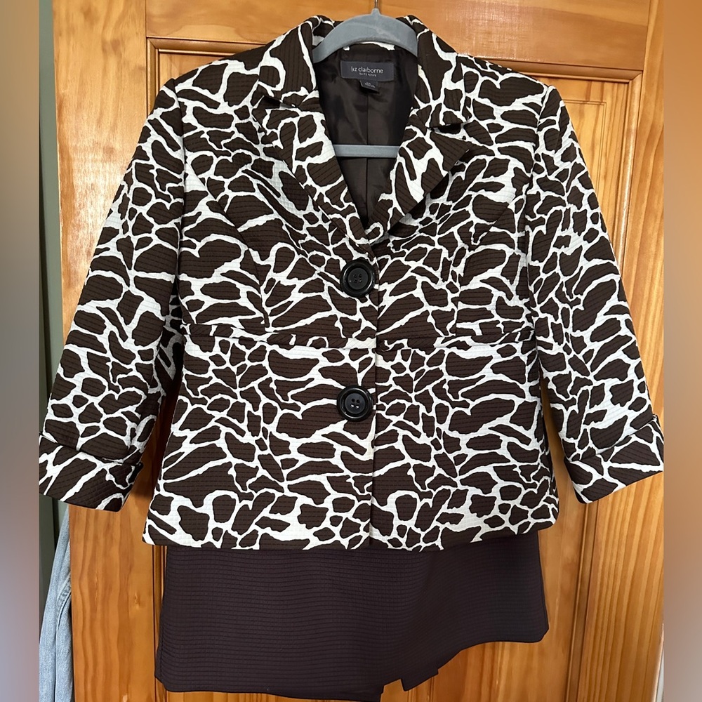 Liz Claiborne giraffe print mini skirt suit. Size 6P